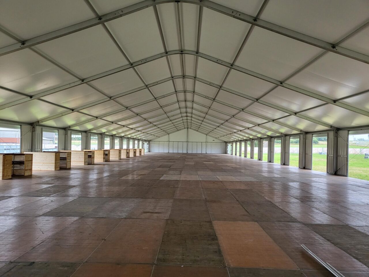 Zelthalle-von-Zeltverleih-Intersettle-zur Überdachung des Check-In Berecihs zu-den-Campingplätze-auf-dem-Parookaville-Festival-2022-in-Weeze