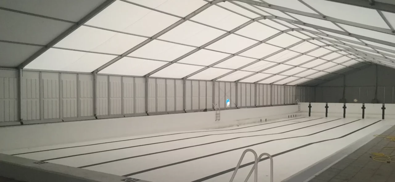 Zelthalle zur Überdachung einer Baustelle - Einhausung für Sanierung Schwimmhalle mit Alu-Pavillon von Intersettle Zeltverleih - Arbeitszelt