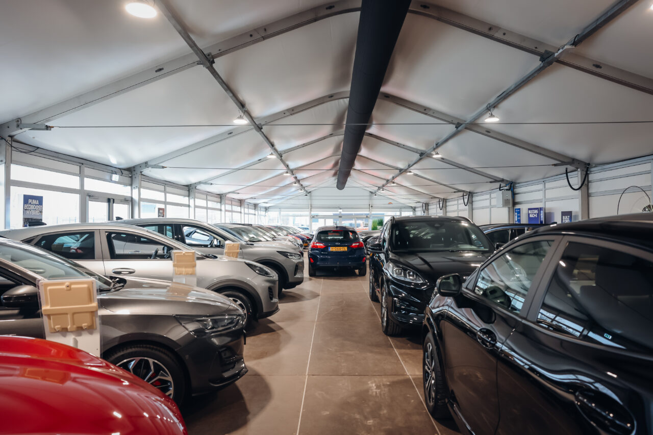 Alu Vision Zelt mit Kassettenfußboden für schwere Lasten und verankerungsfreiem Aufbau - Showroom Hedin Automotive Amsterdam