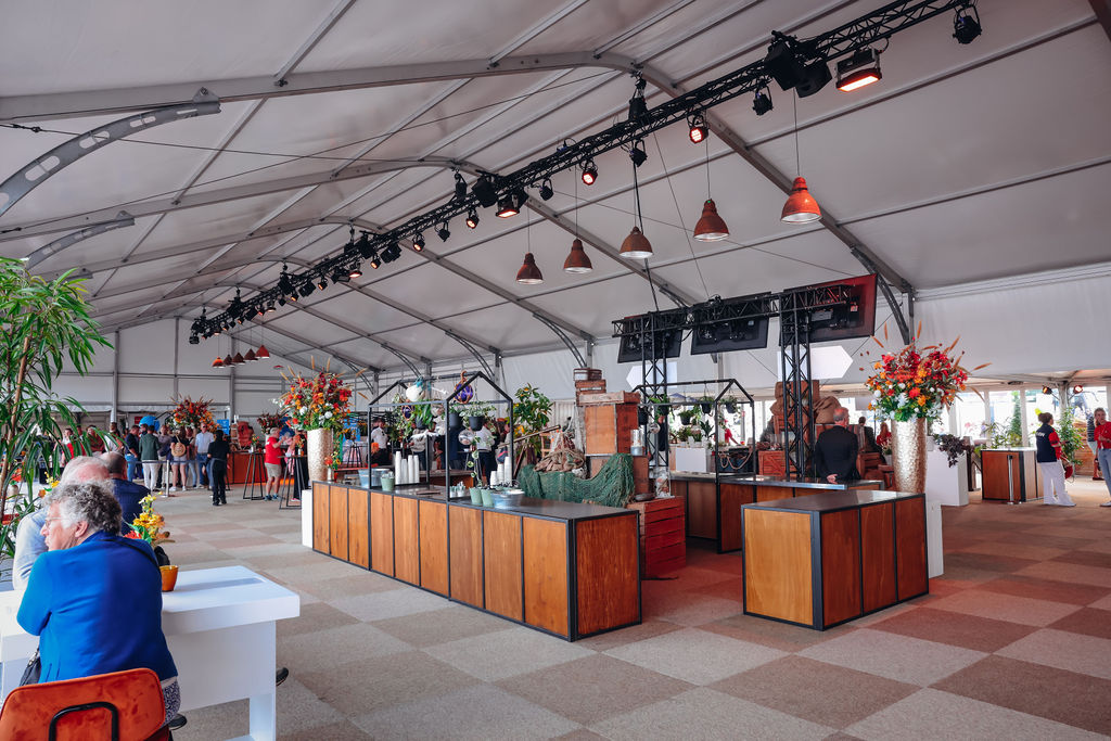 Innenraum Zelthalle Vision Wings für die SAIL Villages auf der SAIL2025 Amsterdam - Temporäre Raumlösungen für Hospitality - Vision Wings Zelthalle mit horizontaler Glaspaneelen von Intersettle Zeltverleih