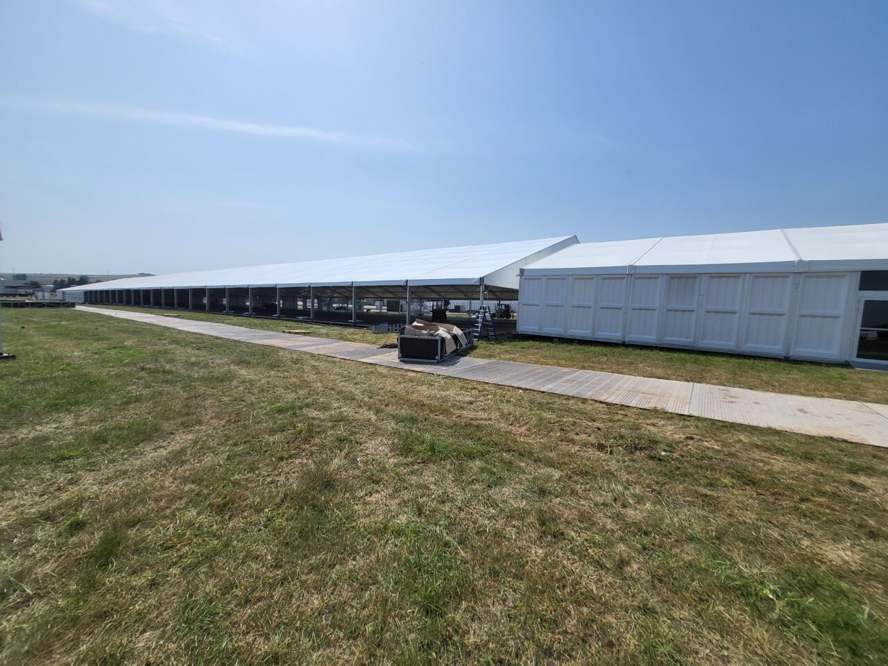 Aufbau Alu-Hallen von Zeltverleih Intersettle für religiöses Großevent Jalsa Salana Deutschland 2025