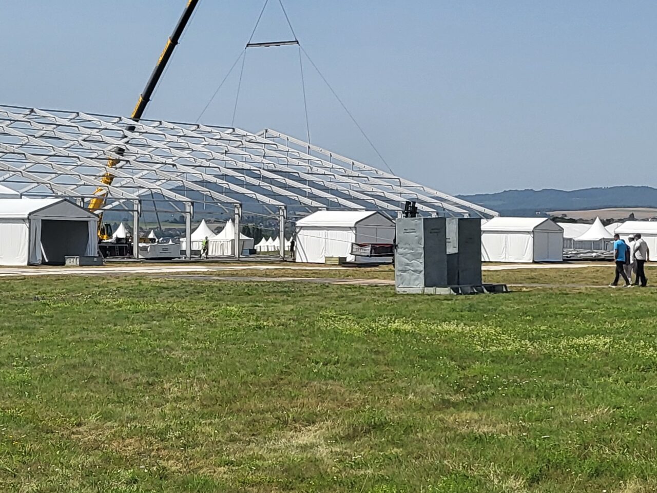 Aufbau große Alu-Halle und Alu-VIP-Zelte von Zeltverleih Intersettle für Großveranstaltung Jalsa Salana Deutschland 2025