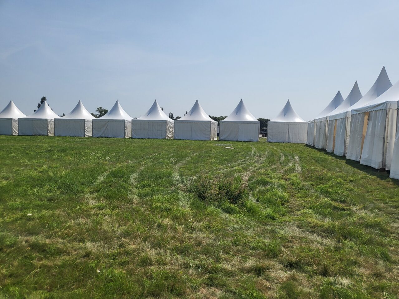 Gereihte Pagoden mit Spitzdach von Zeltverleih Intersettle für spirituelle Großveranstaltung Jalsa Salana Deutschland 2025