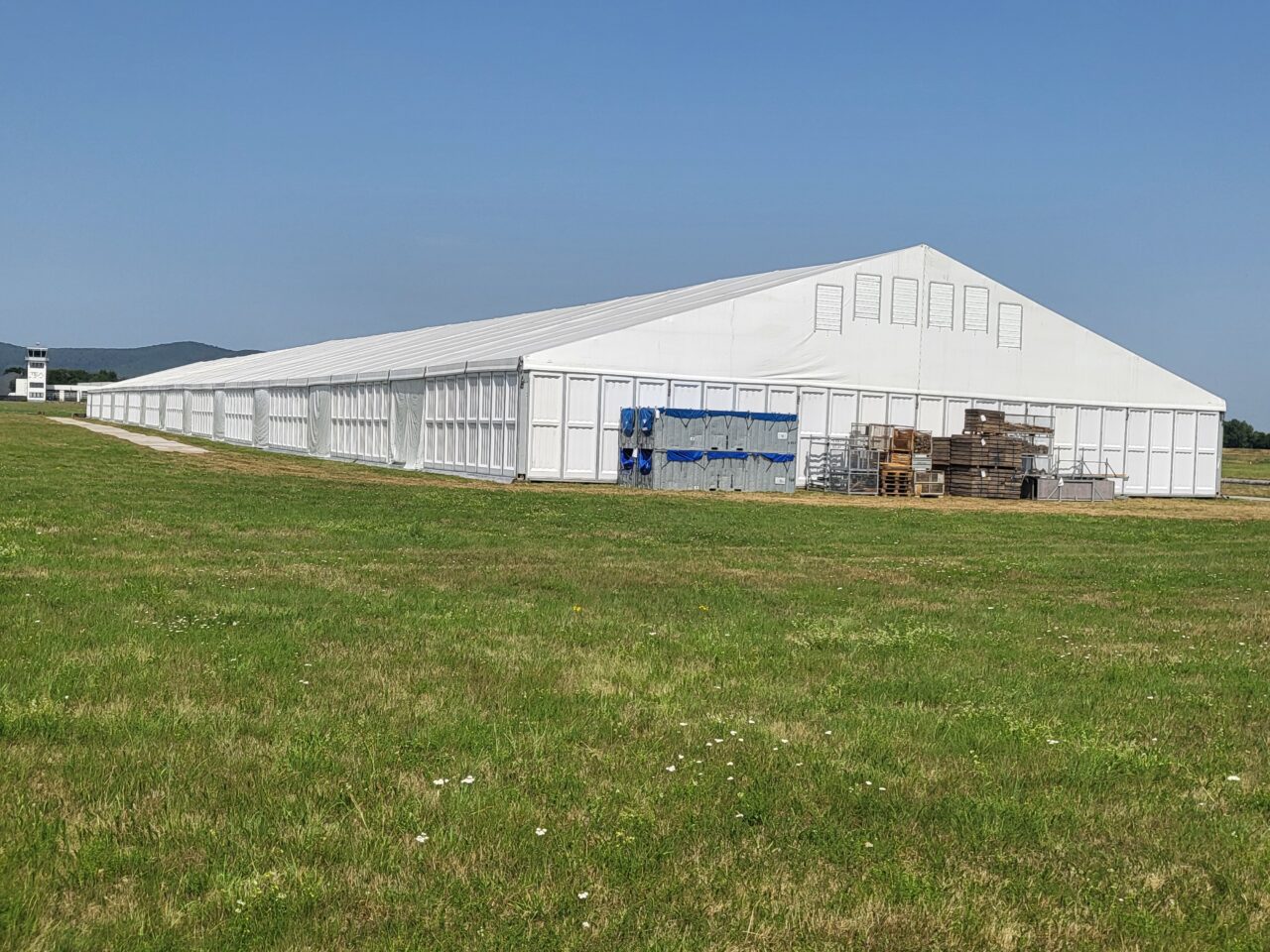 Große Alu Halle (20x45 meter) auf Wiesengelände von Zeltverleih Intersettle für die spirituelle Großveranstaltung Jalsa Salana Deutschland 2025