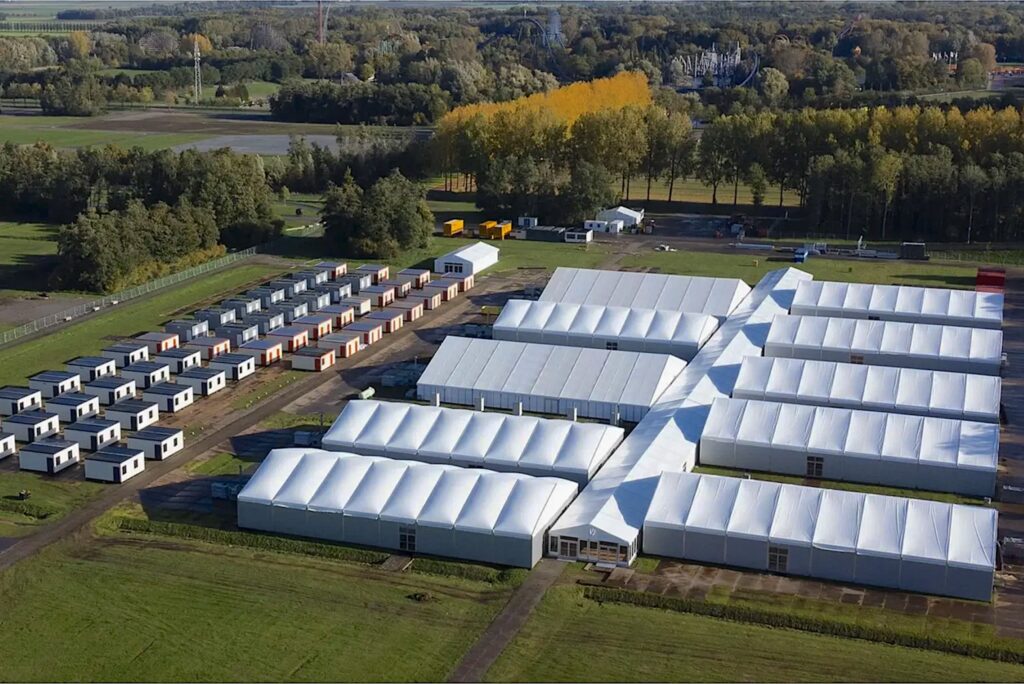 Notunterkünfte – Alu-Pavillons und Wohneinheiten auf Rasenflächen von Intersettle Zeltverleih aus NRW