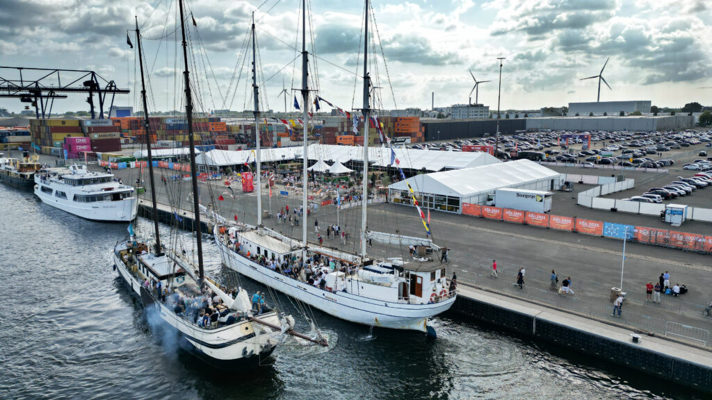 SAIL Villages mit Zelten, Pagoden und Zelthallen von Intersettle Zeltveleih auf der SAIL Amsterdam 2025 - Raumlösungen für Eventlocations - beDJI_0228
