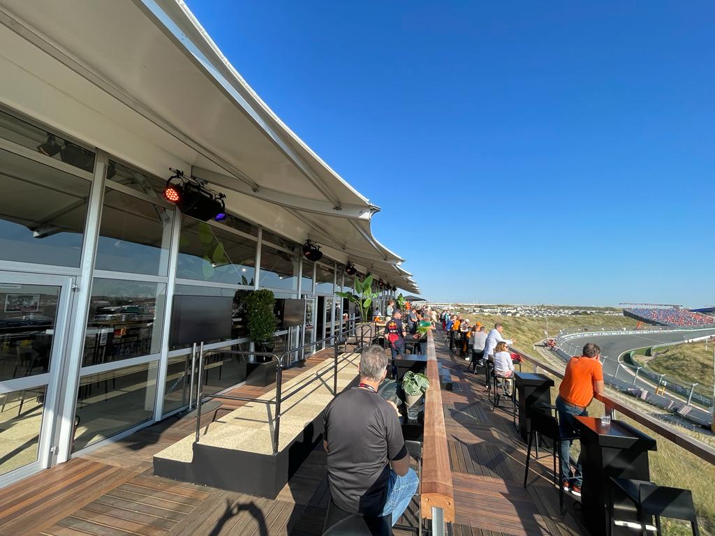 Gastrozelt von Intersettle Zeltverleih an Rennstrecke - Visions Wings Zelt beim Motorsport-Event - DGP F1 Circuit Zandvoort