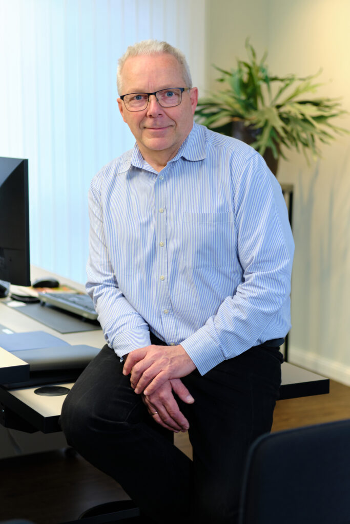Frans van Roessel – Sales Manager im Büro vonIntersettle Zeltverleih