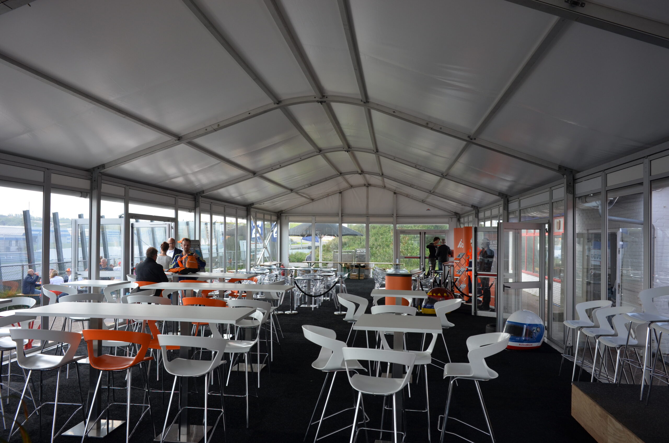 Gastronomiezelte für Veranstaltungen und als Erweiterung der Restaurantfläche für mehr Gäste von Zeltverleih Intersettle