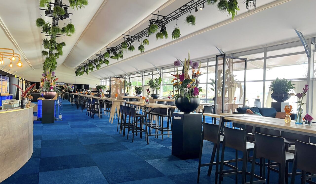 Große Zelthalle (75x15m) mit Ausstattungen und Eventstyling von Intersettle Zeltverleih - Eventzelt Vision Wings - Platinum Club Festival Parookaville