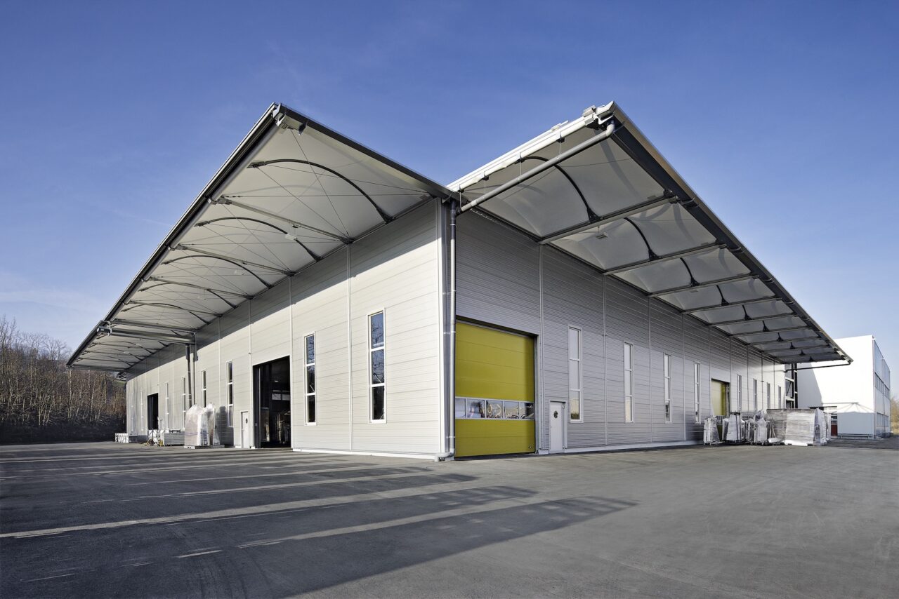 Industriehalle mieten von Intersettle-Zeltverleih-Zeltvermietung-für-Zelthallen-Lagerhallen-Industriehallen-WErkstatthalle-Gewerbehalle-mit-Rolltoren-Leichtbauhallen-mit-Überdachung