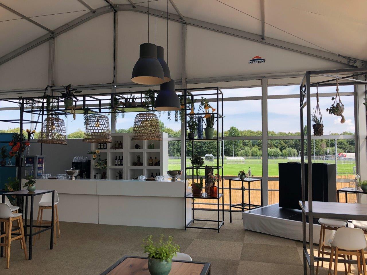 Intersettle - Exklusive Eventzelte - Zeltverleih - Vision Zelt mit horizontalen Glaspaneelen in der Wandabwicklung und Ausstattung