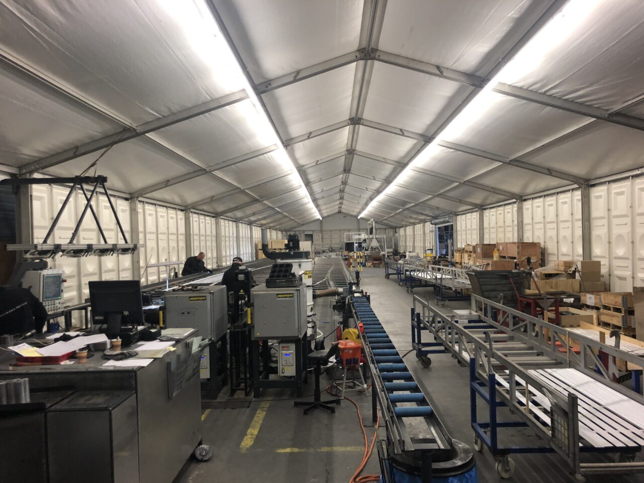 Produktionshalle um Fertigungskapazitäten kurzfristig erweitern - Interimslösung für Montagen, Produktionsstraßen und Verarbeitungen von Intersettle Zeltverleih