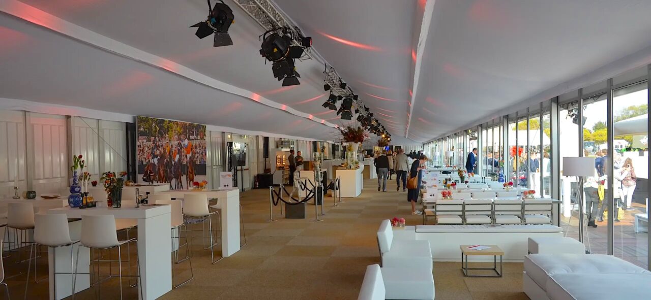 Eventzelt mieten - Zelthalle Alu Pavillon für große Firmenevents und Veranstaltungen - Hospitality für Gäste und Besucher mit Glaspaneelen für Panoramablick