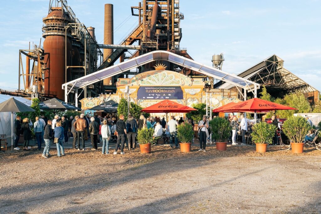 RuhrHOCHdeutsch 2026 wieder im Spiegelzelt von Intersettle auf dem Gelände vom Hochofenwerk PHOENIX West in Dortmund