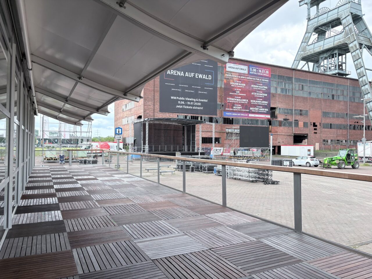 Terrasse vor Vision Wings Zelthalle von Zeltverleih Intersettle als exklusive WM-Eventlocation auf Zeche Ewald in Herten