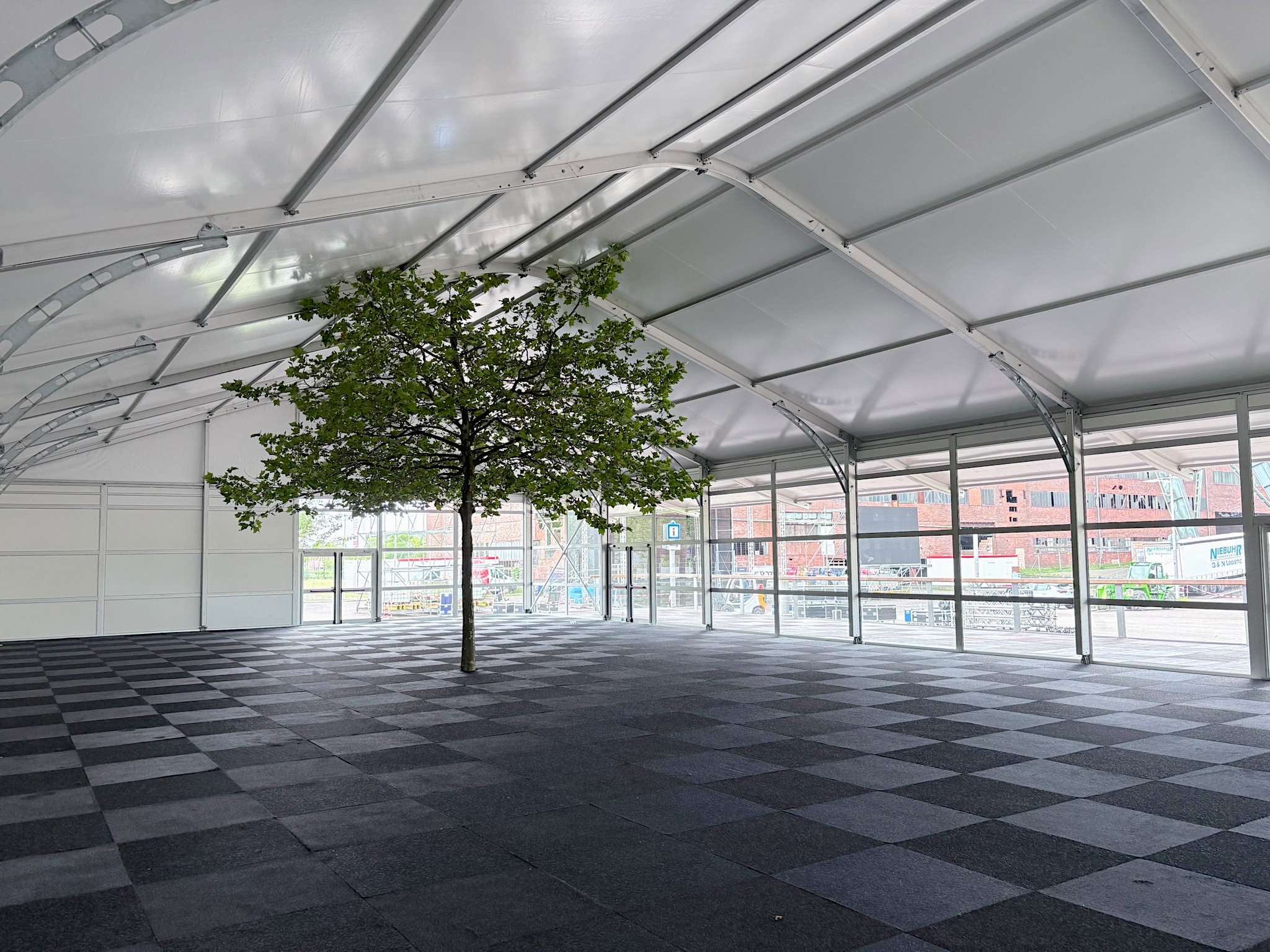 Vision Wings Zelthalle von Zeltverleih Intersettle mit integriertem Baum exklusive WM-Eventlocation auf Zeche Ewald in Herten