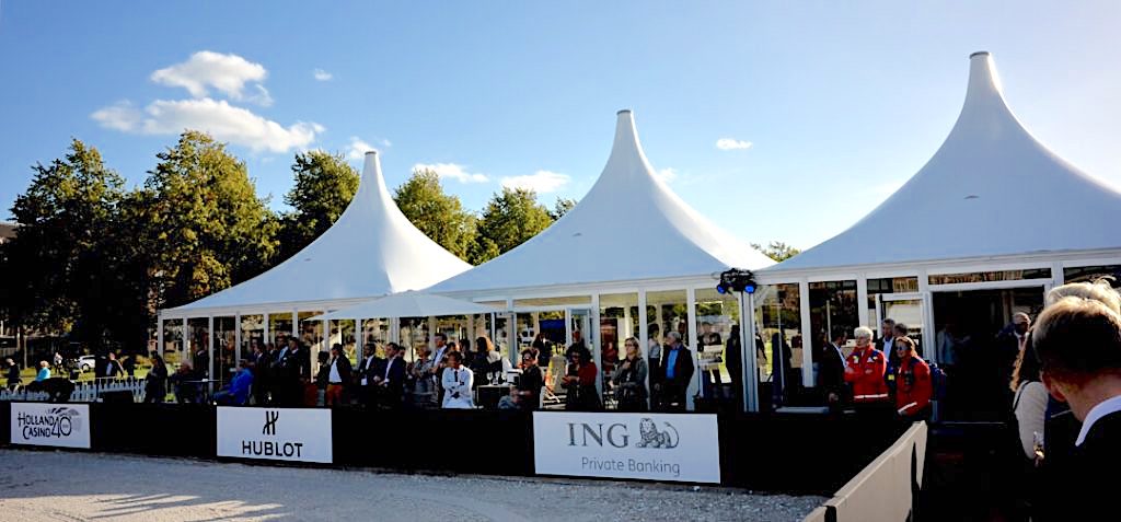 Drei Carré-Pagoden-für-Besucher-und-VIP-Hospitality-von-Zeltverleih-Intersettle-Eventzelte-Pagoden-Hallen für Sportveranstaltungen