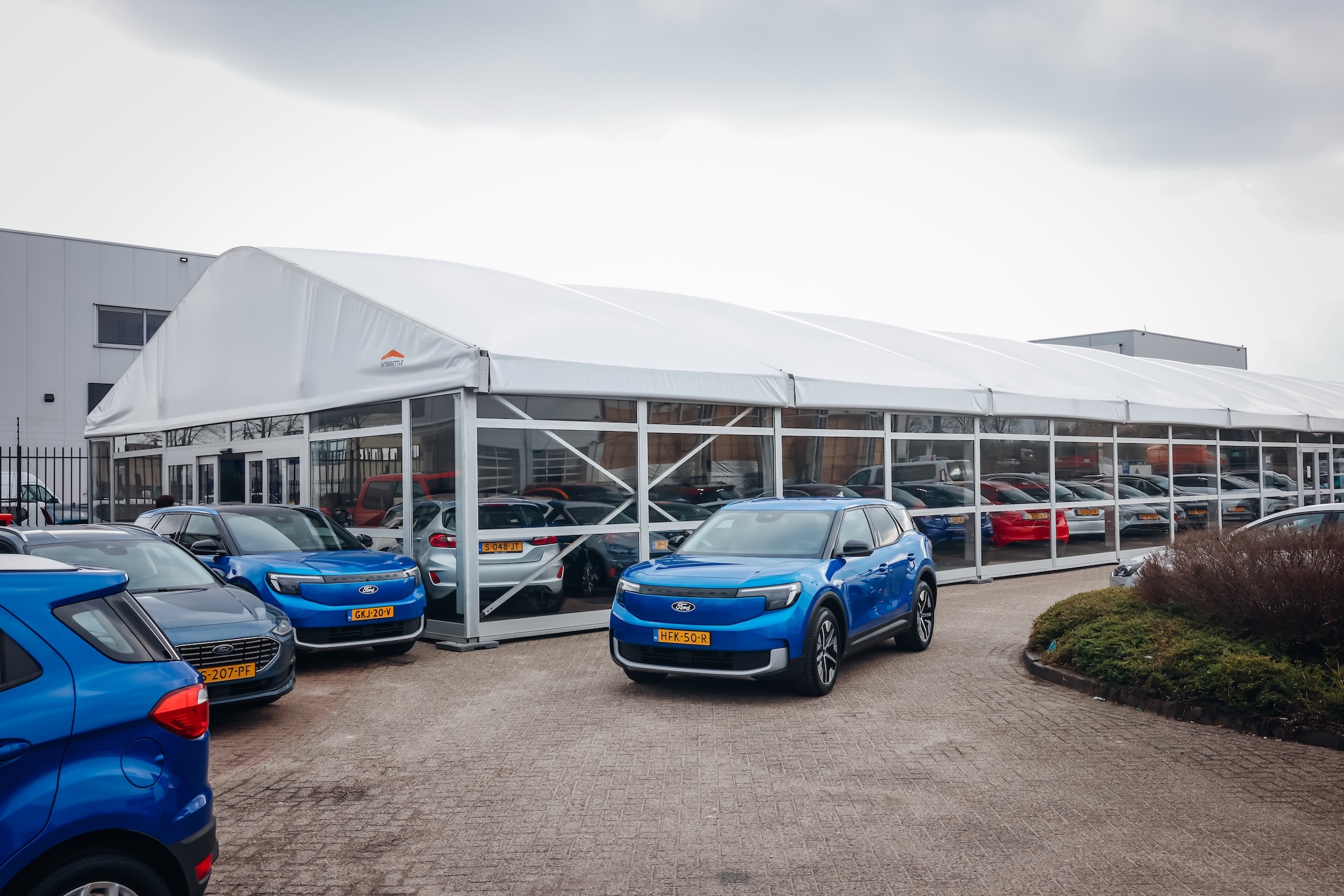HOMENOW Projekt von Intersettle Zeltverleih - semipermanente Gewerbehalle mit Glasfassaden - Verkaufshalle für Autohaus - Präsentation von Fahrzeugen - Amsterdam - Hedin Automotive